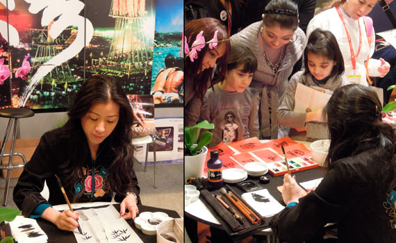 Eva Laoshi en Fitur 2012, haciendo una demostración de caligrafía y pintura china