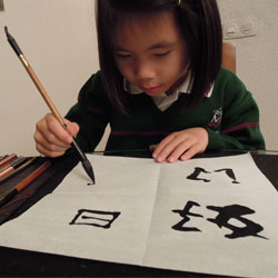 Fátima haciendo caligrafía china