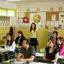 Eva en clase de chino con los adultos