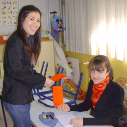 Inés aprendiendo con Eva
