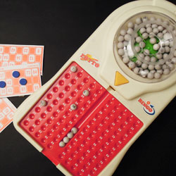 Jugando a la lotería y a los dardos hemos aprendido los números del 1 al 100.