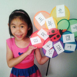 Niña jugando con flor